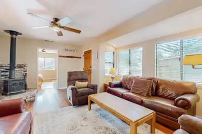 Image de Beachside hideaway with deck, hot tub, grill, & wood stove - dog-friendly