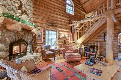 Image de Handcrafted Log Home on River Near Crystal Mtn
