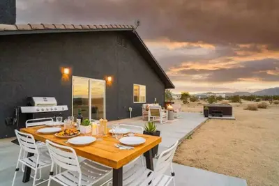 Image de 2 Acres w Views, Hot Tub, Pet Friendly, Full Kitchen, Game Room, Ev Charger!