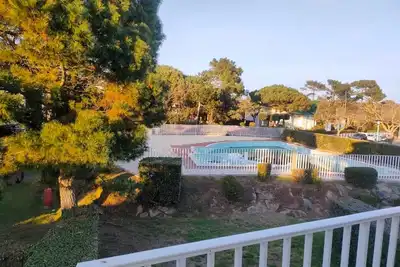 Image de Duplex confortable au cadre verdoyant avec piscine, proche du golf