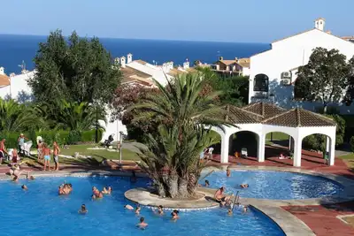 Image de Charmant Bungalow à Santa Pola avec Piscines, Jardins et Courts de Tennis