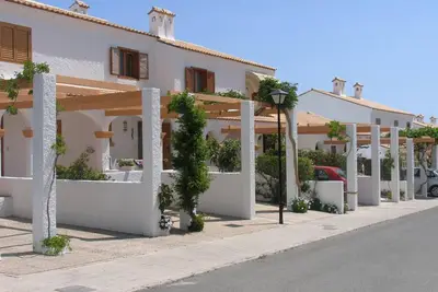 Image de Bungalow confortable 2 ch, jardin, piscine, clim, parking, WiFi à Santa Pola