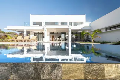 Image de Villa de Luxe 650m2 Piscine à Débordement, Spa, Sauna, Roof Top, vue 180°