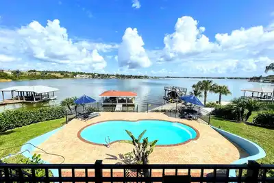 Image de Lake Retreat for10 has Pool-Dock-4 Bedrooms-2 Bath Expansive Lakefront Views