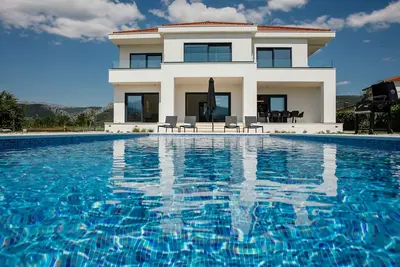 Image de Newly built and very spacious villa with 4 ensuite bedrooms!