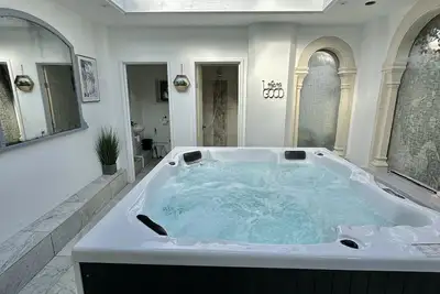 Image de Historic Charm : Perfect For Groups. Hot tub and plenty of parking onsite
