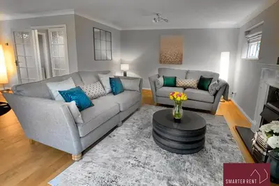 Image de Weybridge - 4 Bedroom House - Garden & Driveway
