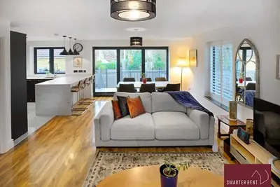 Image de Shepperton - Driveway, Patio, Pets Welcome