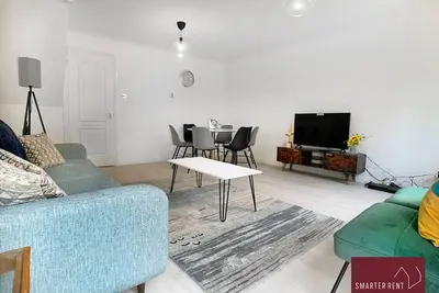 Woking - Garden, Parking, Pets Welcome