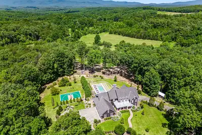 Image de Mountain Mansion 7br, 10Ksf, Views, Pool, Sport Court, Gym, Sauna, Petting Zoo