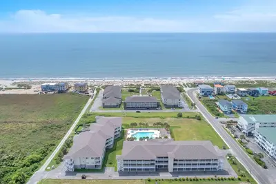 Image de Beachside Breeze: Modern Condo in Walking Distance to Beach, Dining, Shops