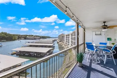 Image de Single-level lake-view condo with dock, outdoor pool, washer/dryer, & central Ac