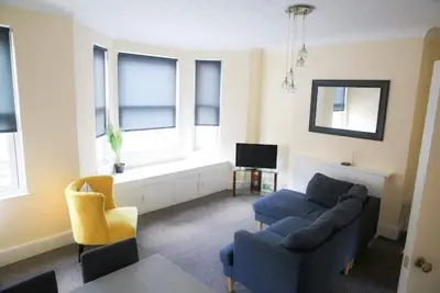 Image de Contemporary 2 Floor Flat with Sea Views!