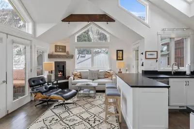 Image de Walk to anything! Contemporary 3 Bedroom Home with family game room!