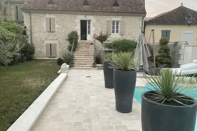 Image de Maison de charme avec sa piscine et son pool housse au coeur du village