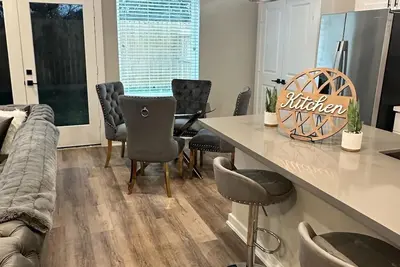 Image de 2024 New Construction Gated Modern Home in the Heart of Houston! We Have Power!