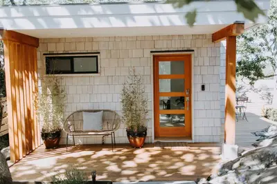 Image de A Private Modern Cottage: Surrounded by nature in the heart of the city.