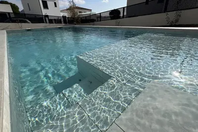 Image de Maison moderne à Mas Bosca, Roses avec piscine et jardin Av-67