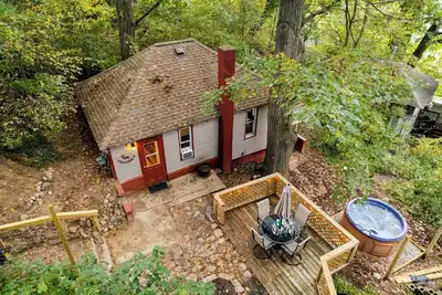 Image de Hillside Cabin with Hot tub!