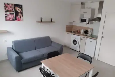 Image de Studio + parking en sous-sol résidence clôturée. Longue durée possible.