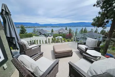 Image de Transcendent View Oasis - Lakeview Family Home