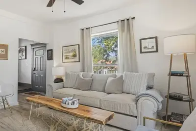 Image de Stylish 5-Bedroom Okc Home | 3 Levels + Loft#04