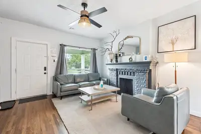 Image de 2br Bungalow | Near Plaza & Uptown | Private Yard & In Unit Laundry #09