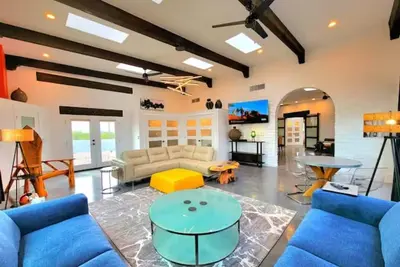 Image de Large 1 Br Artist Studio Mountain Views heated pool