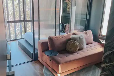 Image de Luxury, jungle-themed micro-apartment. 300m to tram stop. Walk to Lonsdale St.