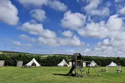 Image de Tente-Espace sanitaire-Vue sur la campagne-Bell Tent Grass Pitch
