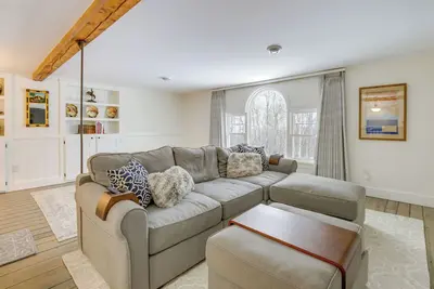 Image de Cozy Wolfeboro Home w\/ Private Deck: 1 Mi to Lake!