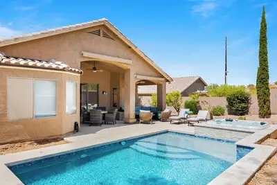 Image de Family Retreat surrounded by mountains, fairways and trails.