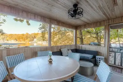 Image de Lakefront Retreat w/ screened porch & private dock
