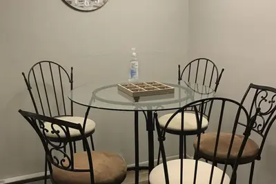 Image de Cozy 1 bedroom apartment ideal for long or short stays! Pet friendly w/side yard