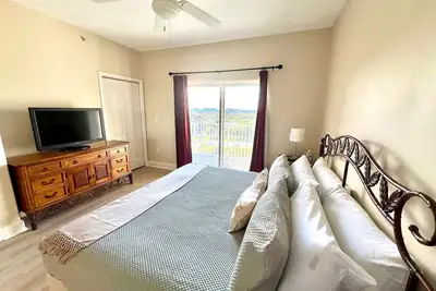Image de Tropical Lakefront Condo at Disney w/ Two Balconies - 1 mile to Downtown Disney!