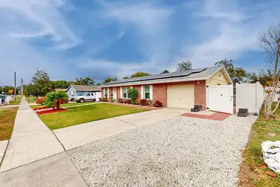 Image de Sun-filled oasis with furnished patio, shared pool, & fire pit - dog-friendly