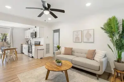 Image de Southern Charm w/ Hot Tub! 10 min from Downtown!