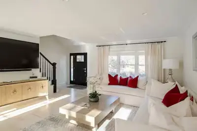 Image de 10 minutes to the theme Beach! Family-sized house with  a back deck.