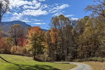 Image de Darren's Place is a rustic secluded mountain home, with lots of space to roam.