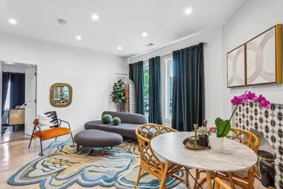 Image de Welcome to Midtown Muse — a bold 3br/3ba retreat where artful design and luxe finishes set the tone. Enjoy layered textures, curated style, and walkability to Piedmont Park. Perfect for travelers seeking comfort, creativity, and a central location.