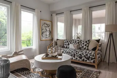 Image de Designer 2br/2. 5ba in Midtown w/ chef’s kitchen, spa baths & luxe vibes—walk to Ponce & Beltline