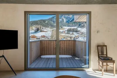 Image de Appartement 'Lena Dolomites Suite' avec vue sur les montagnes, terrasse privée et sauna