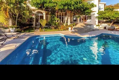 Spacious 5-bedroom villa in fabulous Acapulco de Juárez with WiFi, Ac