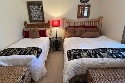 Image de BestStays@LoneStar. Fenced, near the Hospital district, and Tjc TVs in all Rooms