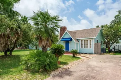 Image de This vibrant 3bd2 ba beach house is right in the heart of Rockport! Pet-friendly