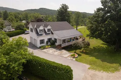 Image de Relax by \"The Water's Edge\" & enjoy amazing views and year round fun! 3br\/2. 5ba