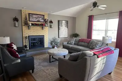 Image de Country home vacation oasis with pool, hot tub, near lake/hiking.