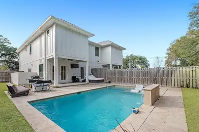 Image de Wisteria Escape | Private Pool, Dog-Friendly | Downtown Pensacola