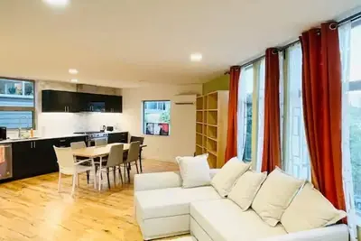 Image de Entire House w/parking/ Ac / lake view minutes to downtown