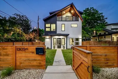 Image de Luxury pad close to everything! 5min to Moody, 6th, & Rainey